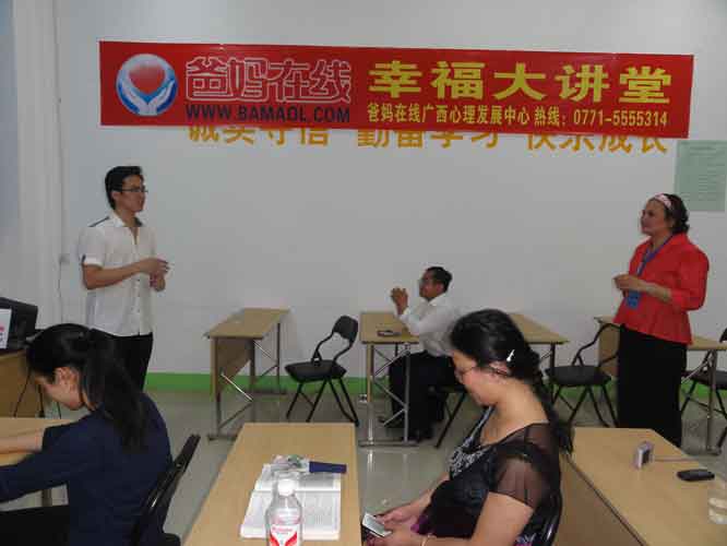 1731550897404087.jpg 與學(xué)員互動(dòng).jpg