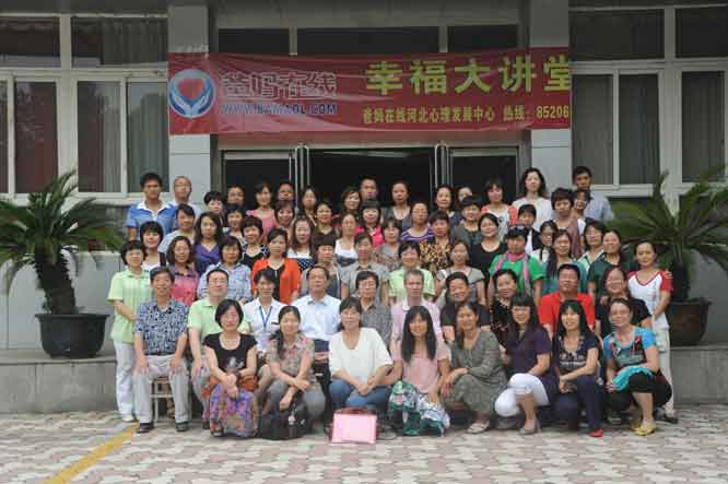 1731567223554225.jpg 胡總與參會人員合影.jpg